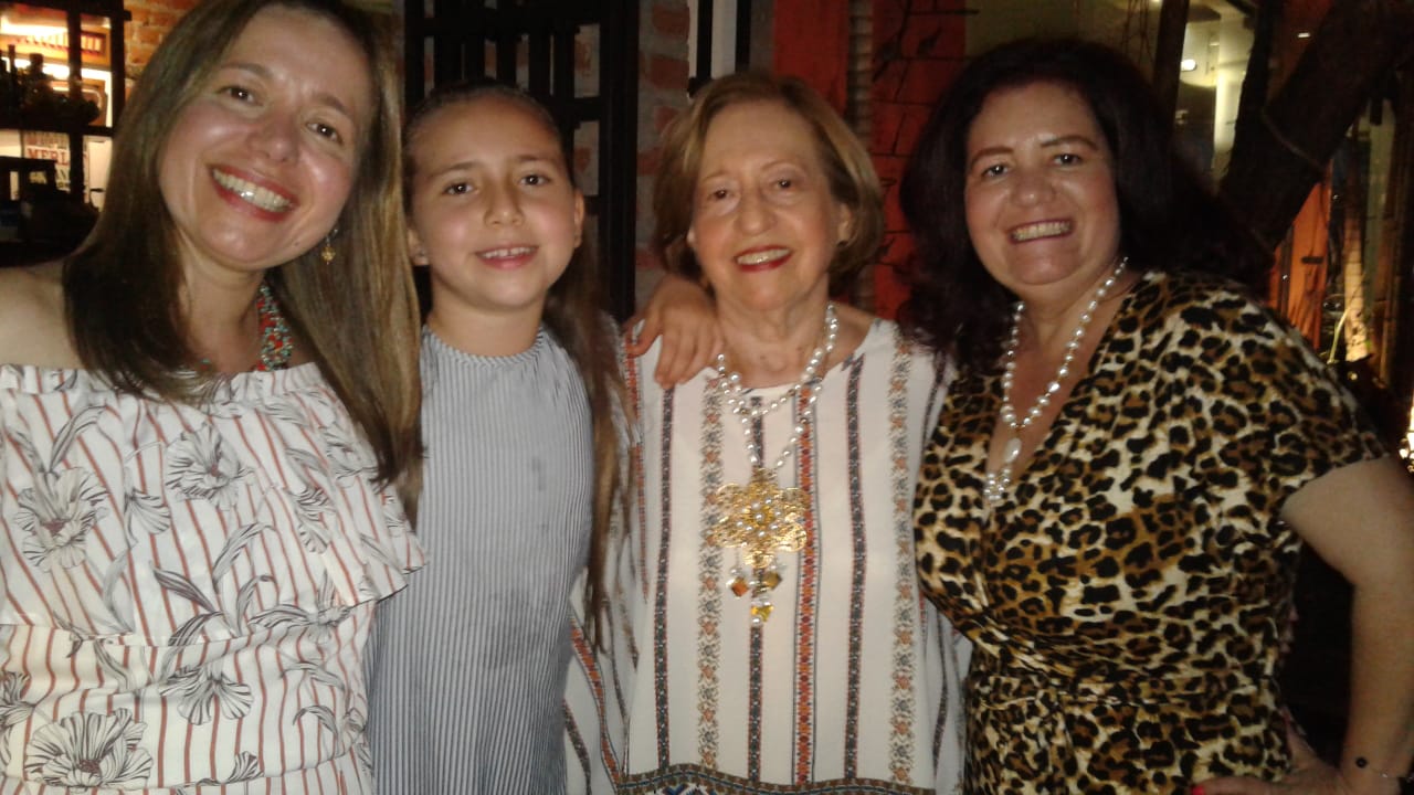 Erika Escandón, hija; Juanita Escandón, nieta; Isabelita de Escandón, la cumpleañera y Andrea Escandón, hija.